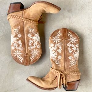 🆕 Listing!  Shyanne | Embroidered Cowgirl Boots